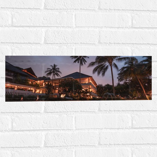 WallClassics - Muursticker - Hotel met Zwembad in Indonesië - 60x20 cm Foto op Muursticker
