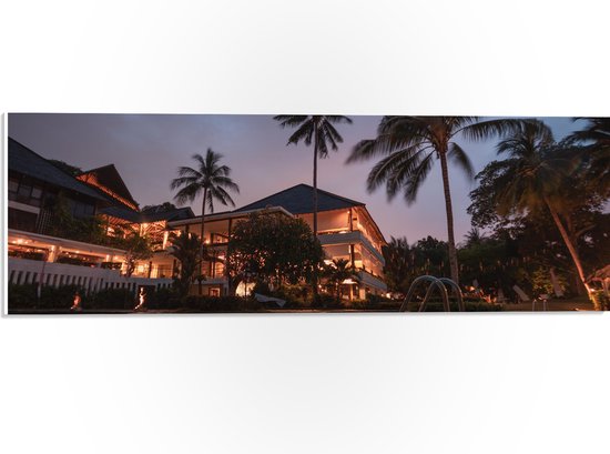 WallClassics - PVC Schuimplaat- Hotel met Zwembad in Indonesië - 60x20 cm Foto op PVC Schuimplaat
