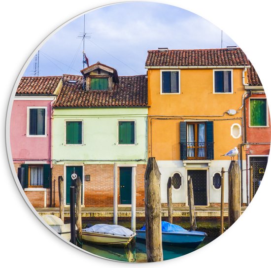 WallClassics - PVC Schuimplaat Muurcirkel - Gekleurde Huizen aan het Water met Boten - 20x20 cm Foto op Muurcirkel (met ophangsysteem)