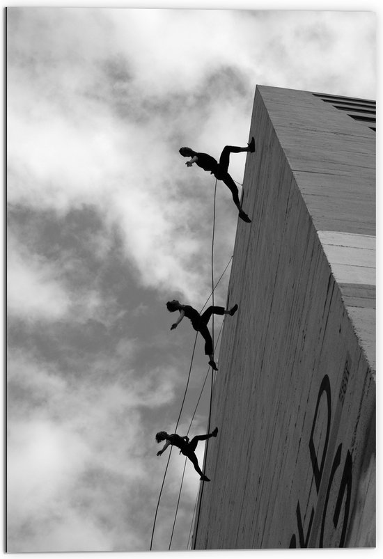 WallClassics - Dibond - Dansende Mensen tegen een Gebouw - 70x105 cm Foto op Aluminium (Wanddecoratie van metaal)