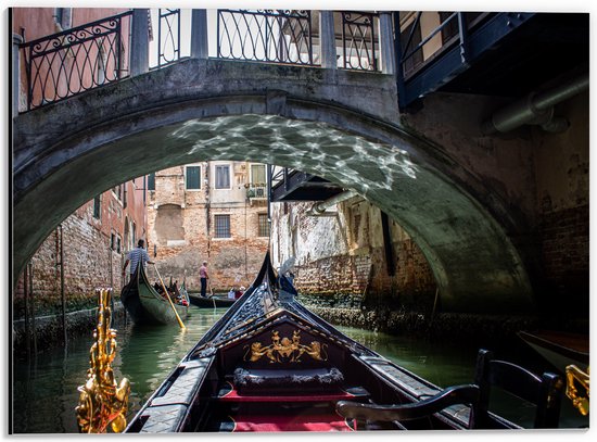 WallClassics - Dibond - Bootje varen in de Gracht - Italië - 40x30 cm Foto op Aluminium (Wanddecoratie van metaal)