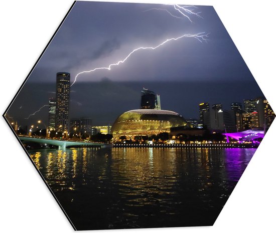 WallClassics - Dibond Hexagon - Bliksem bij het Theater Esplanade - Singapore - 50x43.5 cm Foto op Hexagon (Met Ophangsysteem)