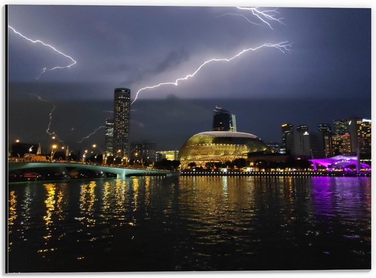 WallClassics - Dibond - Bliksem bij het Theater Esplanade - Singapore - 40x30 cm Foto op Aluminium (Met Ophangsysteem)