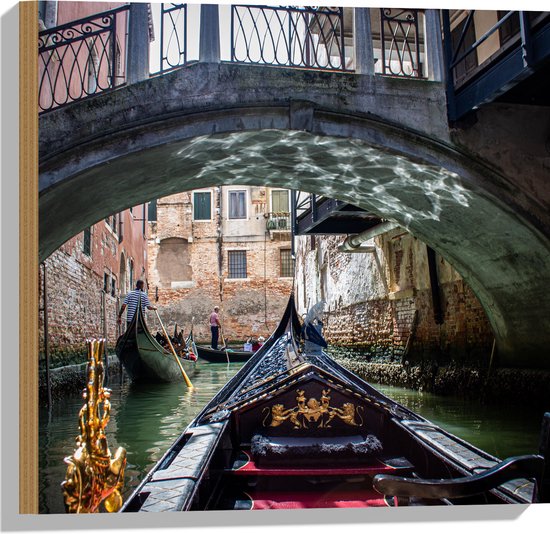 WallClassics - Hout - Bootje varen in de Gracht - Italië - 50x50 cm - 9 mm dik - Foto op Hout (Met Ophangsysteem)