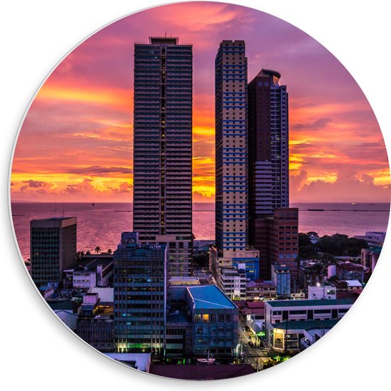 WallClassics - PVC Schuimplaat Muurcirkel - Gebouwen met Uitzicht op de Baai van Manilla - 50x50 cm Foto op Muurcirkel (met ophangsysteem)