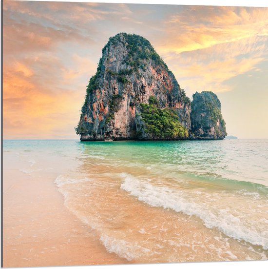 Dibond - Grote Rots in Water van Phra nang Cave Beach - 80x80 cm Foto op Aluminium (Wanddecoratie van metaal)