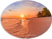 PVC Schuimplaat Ovaal - Kalme Golven aanstromend op Strand bij Zonsondergang - 56x42 cm Foto op Ovaal (Met Ophangsysteem)