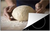 KitchenYeah® Inductie beschermer 81.6x52.7 cm - Een bakker kneed zijn deeg - Kookplaataccessoires - Afdekplaat voor kookplaat - Inductiebeschermer - Inductiemat - Inductieplaat mat