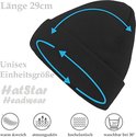 Zwarte beanie met pijlmarkeringen die ademend, elastisch en wasbaar op 30 graden aangeven.