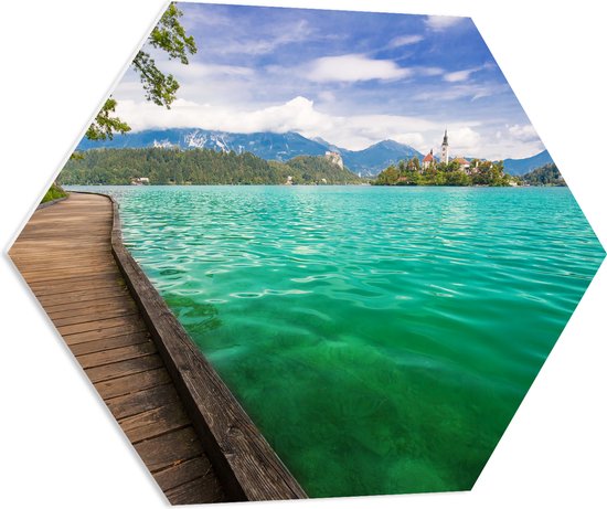 PVC Schuimplaat Hexagon - Houten Looppad op het Water in Berglandschap - 70x60.9 cm Foto op Hexagon (Met Ophangsysteem)