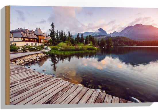 Hout - Luxe Woning met Houten Vlonder aan het Water met Bomen bij Bergen - 60x40 cm - 9 mm dik - Foto op Hout (Met Ophangsysteem)