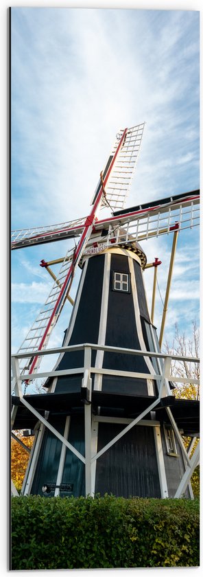 Dibond - Oude Zwarte Houten Windmolen onder Sluierbewolking - 30x90 cm Foto op Aluminium (Wanddecoratie van metaal)