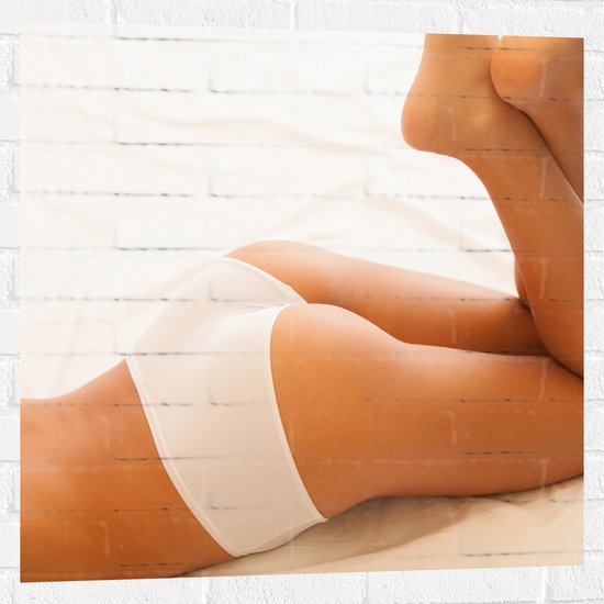 Muursticker - Liggende Vrouw in Ondergoed op Witte Lakens - 80x80 cm Foto op Muursticker