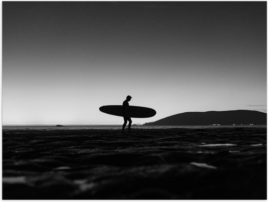 Poster (Mat) - Surfer op het Strand - Zwart/Wit - 40x30 cm Foto op Posterpapier met een Matte look