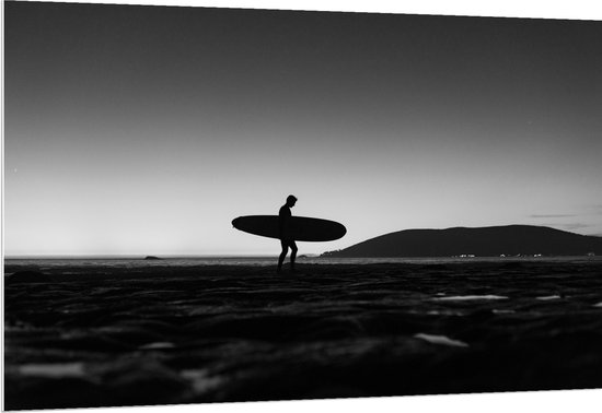 PVC Schuimplaat- Surfer op het Strand - Zwart/Wit - 150x100 cm Foto op PVC Schuimplaat