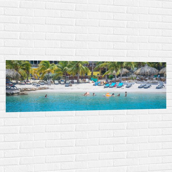 WallClassics - Muursticker - Toeristische Baai met Helder Water - 150x50 cm Foto op Muursticker