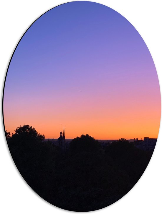 WallClassics - Dibond Ovaal - Zonsondergang bij Dorpje achter Bomen - 42x56 cm Foto op Ovaal (Met Ophangsysteem)