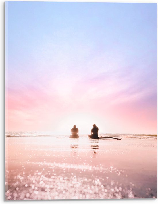 WallClassics - Acrylglas - Duo zittend aan het Water op het Strand bij Pastellucht - 30x40 cm Foto op Acrylglas (Wanddecoratie op Acrylaat)
