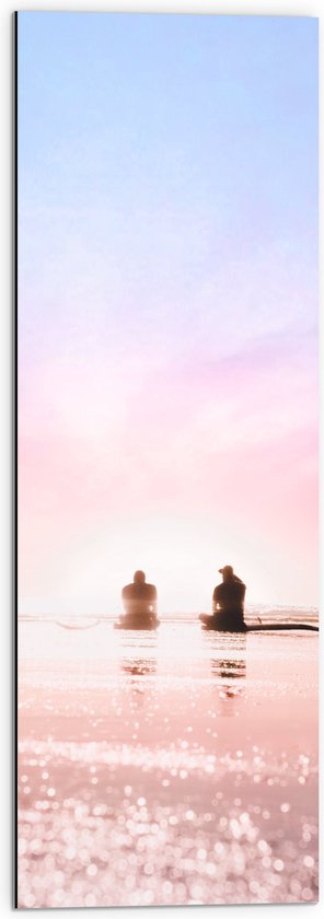 WallClassics - Dibond - Duo zittend aan het Water op het Strand bij Pastellucht - 30x90 cm Foto op Aluminium (Met Ophangsysteem)