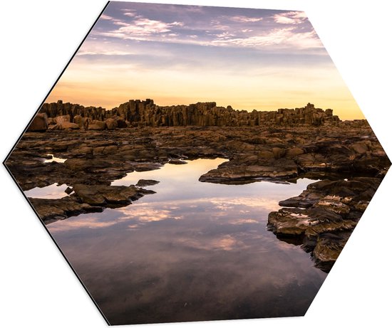 Dibond Hexagon - Helder Bruine Rotsen in Water met Paarse Gloed - 80x69.6 cm Foto op Hexagon (Met Ophangsysteem)