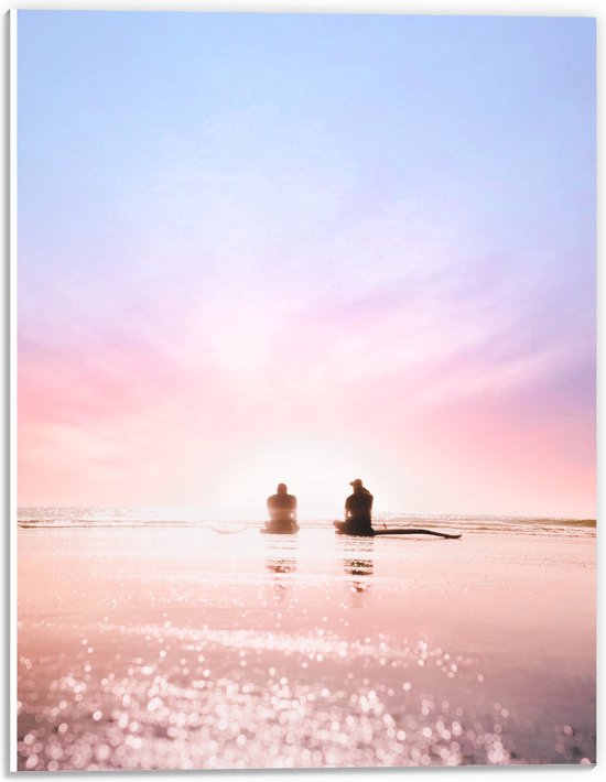 WallClassics - PVC Schuimplaat - Duo zittend aan het Water op het Strand bij Pastellucht - 30x40 cm Foto op PVC Schuimplaat (Met Ophangsysteem)