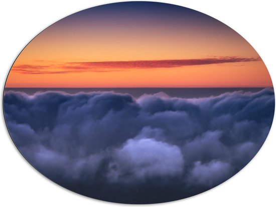 WallClassics - Dibond Ovaal - Oranje Lucht boven Wolkendek - 108x81 cm Foto op Ovaal (Met Ophangsysteem)