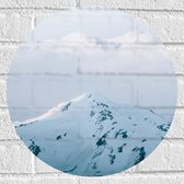 WallClassics - Muursticker Cirkel - Sneeuw op Bergtop met Wolken - 40x40 cm Foto op Muursticker