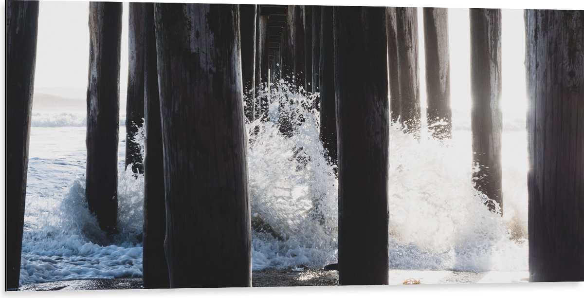 Dibond - Water klots4end tegen Houten Palen in de Zee - 100x50 cm Foto op Aluminium (Met O
