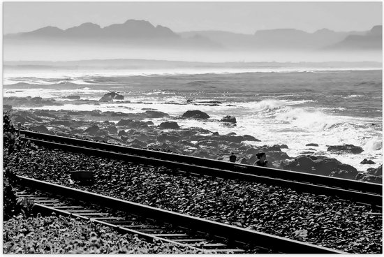 WallClassics - Poster Glanzend – Treinrails aan het Zeewater (zwart/ wit) - 75x50 cm Foto op Posterpapier met Glanzende Afwerking