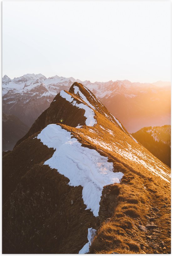 WallClassics - Poster Glanzend – Klein Hoopje Sneeuw op Hoge Berg in Landschap - 50x75 cm Foto op Posterpapier met Glanzende Afwerking