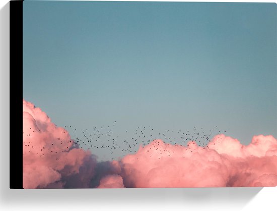 WallClassics - Canvas - Zwerm Vogels bij Roze Wolken in Blauwe Lucht - 40x30 cm Foto op Canvas Schilderij (Wanddecoratie op Canvas)