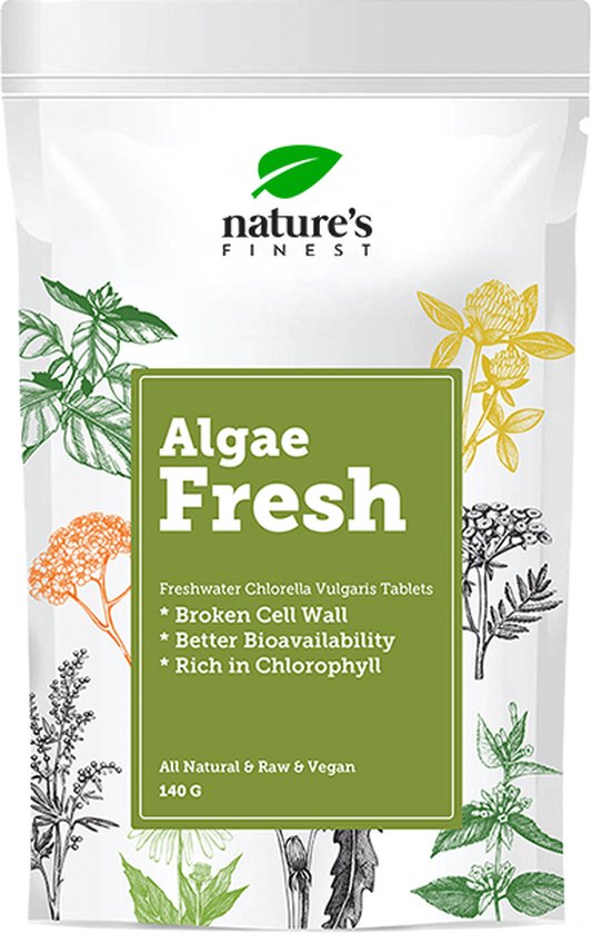 Een witte verpakking van Algae Fresh met botanische illustraties en groene tekst: 'Algae Fresh', 'Freshwater Chlorella Vulgaris Tablets', 'Broken Cell Wall', 'Better Bioavailability', 'Rich in Chlorophyll'.