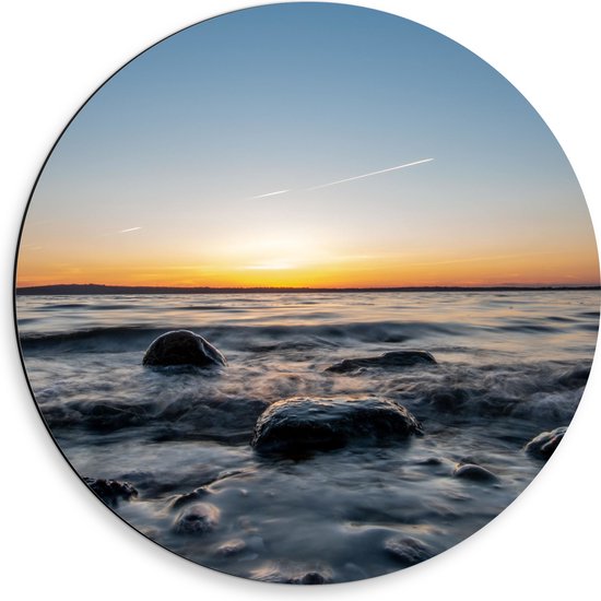 WallClassics - Dibond Muurcirkel - Zonsondergang bij Zee vol Rotsen - 50x50 cm Foto op Aluminium Muurcirkel (met ophangsysteem)