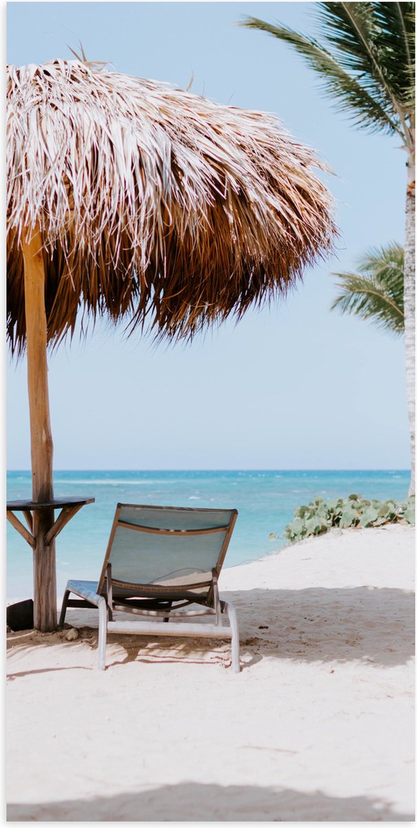 Poster Glanzend – Ligbedden onder Rieten Parasol met Palmboom - 50x100 cm Foto op Posterpa