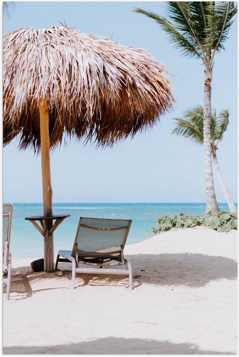 Poster (Mat) - Ligbedden onder Rieten Parasol met Palmboom - 80x120 cm Foto op Posterpapie