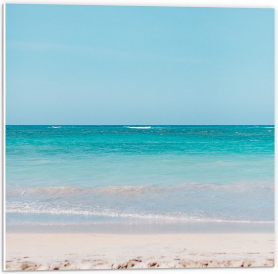 WallClassics - PVC Schuimplaat- Felblauwe Zee aan het Witte Strand - 50x50 cm Foto op PVC Schuimplaat