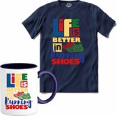 Life Is Better In Running Shoes | Hardlopen - Rennen - Sporten - T-Shirt met mok - Unisex - Navy Blue - Maat S