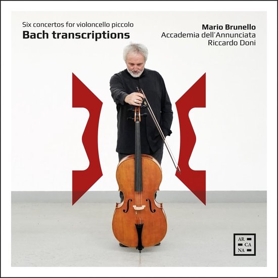 Mario Brunello met zijn cello, met "Bach transcriptions" en "Six concertos for violoncello piccolo" in witte letters op een witte achtergrond.