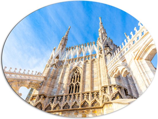 Dibond Ovaal - Onderaanzicht van Kathedraal van Milana onder Sluierbewolking, Italië - 108x81 cm Foto op Ovaal (Met Ophangsysteem)