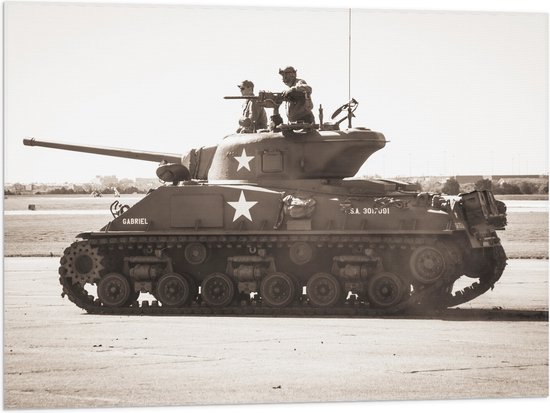 WallClassics - Vlag - Tank uit het Leger in het Zwart Wit - 80x60 cm Foto op Polyester Vlag
