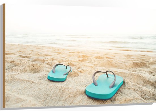 Hout - Blauw Paar Slippers op Strand aan de Zee - 120x80 cm - 9 mm dik - Foto op Hout (Met Ophangsysteem)