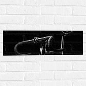 WallClassics - Muursticker - Foto van een Zwarte Fiets - 60x20 cm Foto op Muursticker