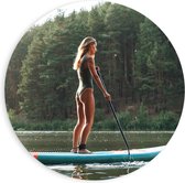 PVC Schuimplaat Muurcirkel - Blonde Vrouw op Supbord op Water langs Rij Bomen - 90x90 cm Foto op Muurcirkel (met ophangsysteem)