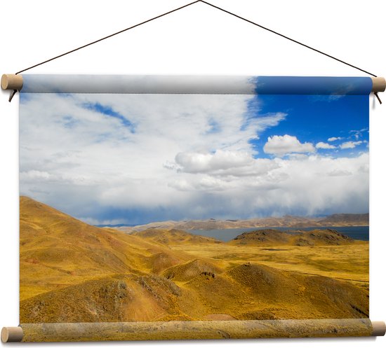 Textielposter - Geel Berglandschap onder Wolkenveld in Peru - 60x40 cm Foto op Textiel