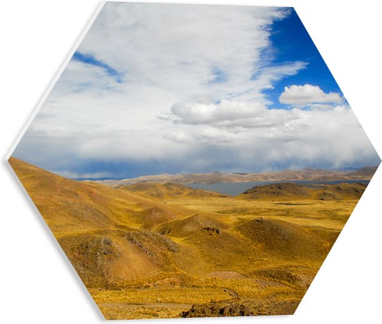 PVC Schuimplaat Hexagon - Geel Berglandschap onder Wolkenveld in Peru - 40x34.8 cm Foto op Hexagon (Met Ophangsysteem)