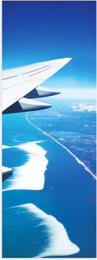 WallClassics - Poster Glanzend – Vleugel van Vliegtuig boven de Kust - 40x120 cm Foto op Posterpapier met Glanzende Afwerking