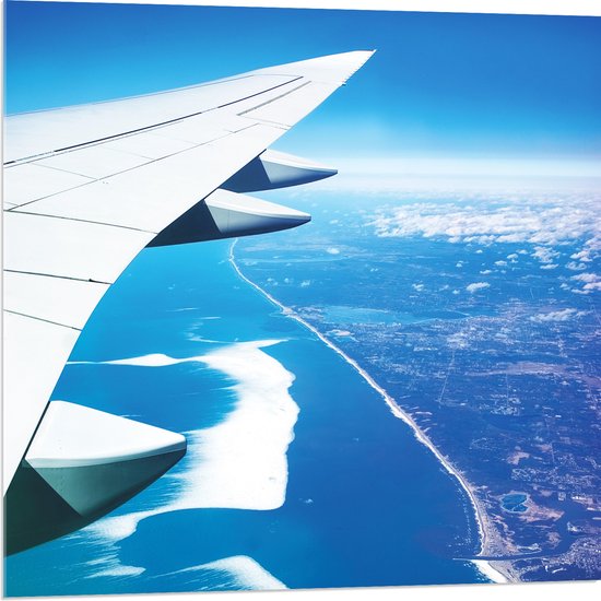 WallClassics - Acrylglas - Vleugel van Vliegtuig boven de Kust - 80x80 cm Foto op Acrylglas (Met Ophangsysteem)