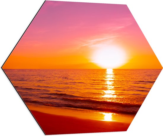 Dibond Hexagon - Feloranje Zonsondergang bij Rozekleurige Lucht boven Zeewater - 80x69.6 cm Foto op Hexagon (Met Ophangsysteem)