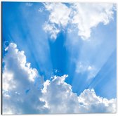 Dibond - Zonnestralen Vanuti Zomerse Wolken - 50x50 cm Foto op Aluminium (Met Ophangsysteem)