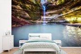 Behang - Fotobehang Een waterval in een canyon in Starved Rock State Park - Breedte 420 cm x hoogte 280 cm